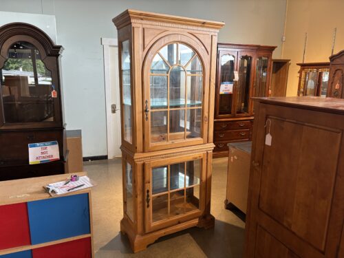 HOOKER FURNITURE Knotty Pine Curio Cabinet with Arched Glass Door