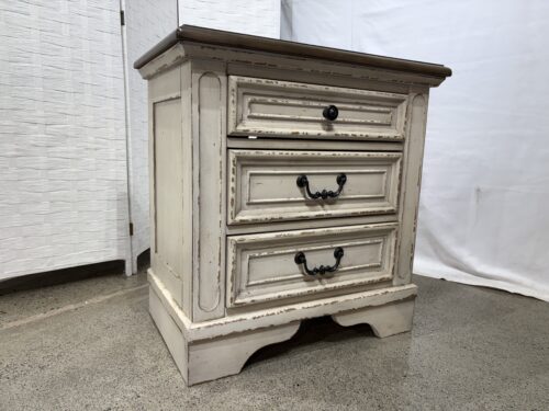 ASHLEY Realyn 27" 3 Drawer Charging Nightstand