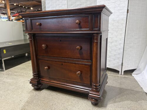 THOMASVILLE Fredericksburg Nightstand in Rich Mahogany
