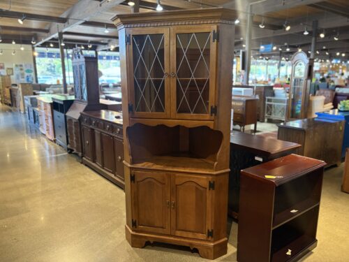 ETHAN ALLEN Early American Heirloom Nutmeg Maple Corner Cabinet