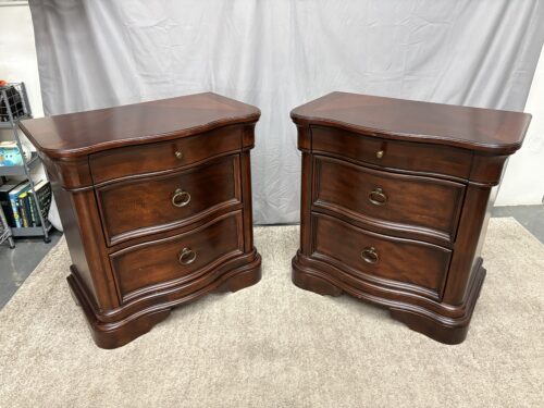 LEGACY CLASSIC Heritage Court Serpentine 3-Drawer Nightstand (Set of 2)