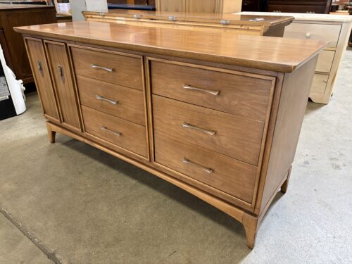 KENT COFFEY Vintage Mid-Century Modern Wharton Brandied Walnut Finished 9 Drawer Dresser with Brass Pulls