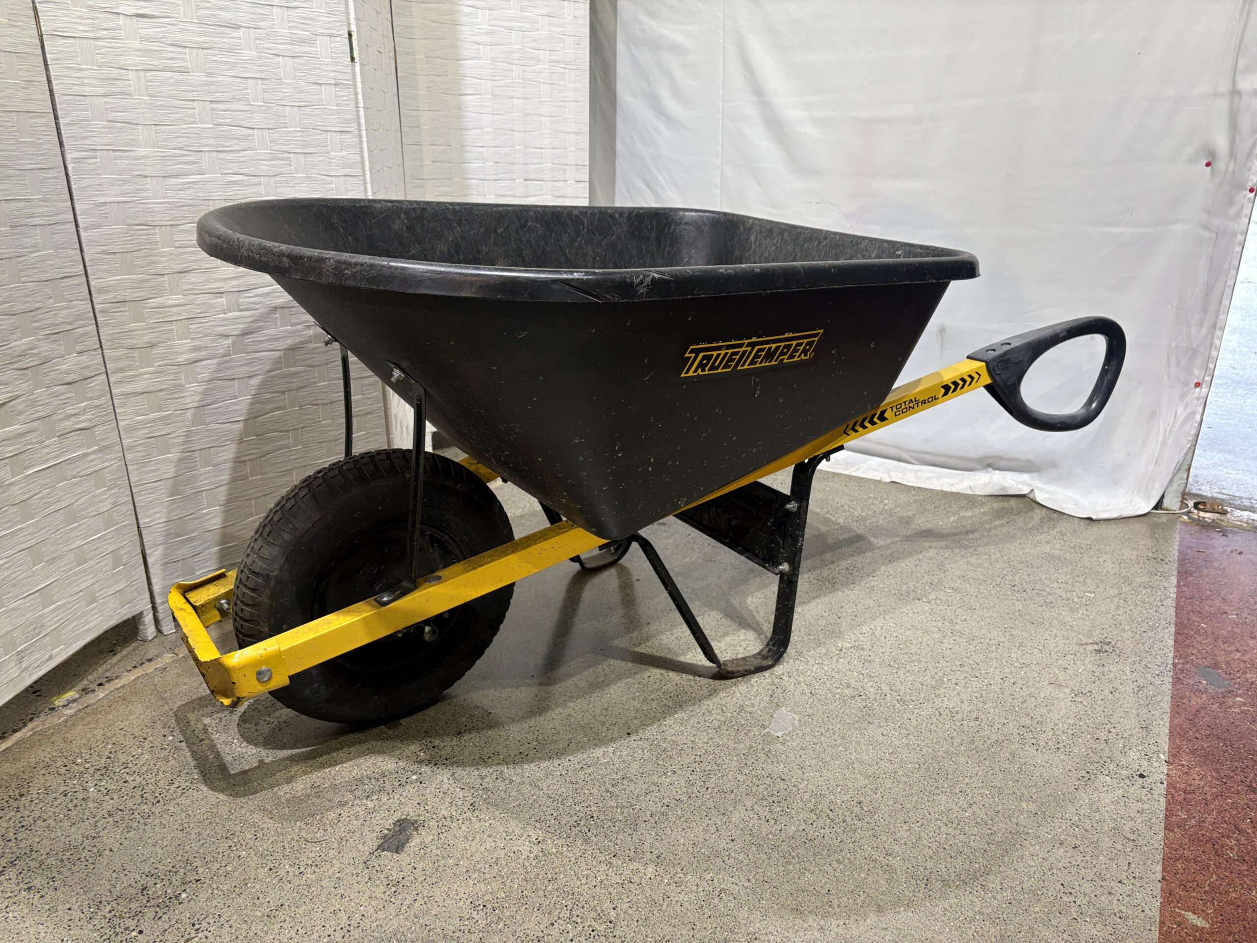 TRUE TEMPER Total Control Wheelbarrow