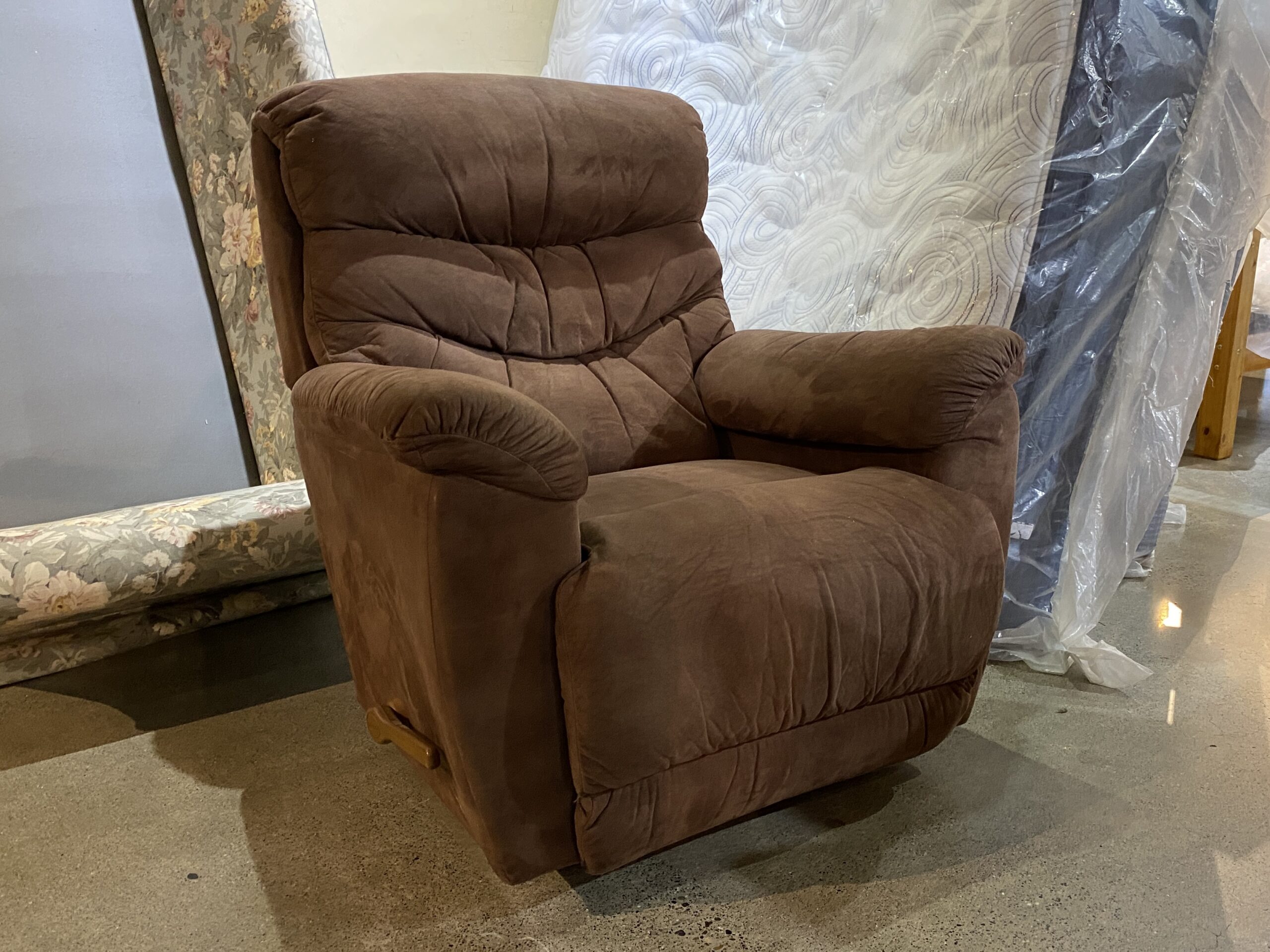 LA-Z-BOY Comfy Cocoa Brown Manual Recliner Armchair