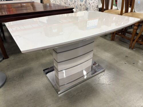 Sleek Modern Glass Top Dining Room Table with Contrast Color Internal Leaf