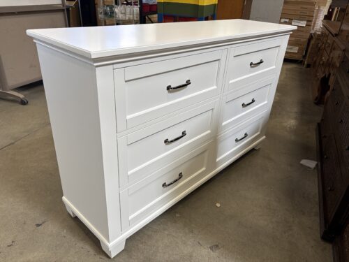 UNIVERSAL BROADMOORE FURNITURE Classic White 6 Drawer Dresser with Sleek Silver Pulls