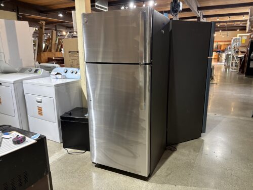 GE 17.5-cu ft Standard-Depth 28-in Wide Top-Freezer Refrigerator Model # GIE18GSNHRSS