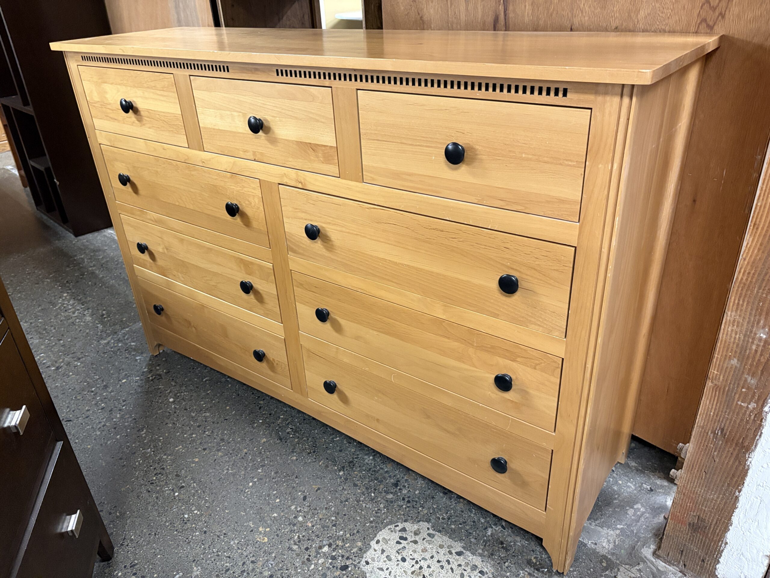 Light Wooden Shaker Style Nine-Drawer Dresser