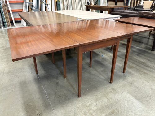 HENKEL HARRIS Mahogany Finished Dining Room Table with 2 Fold Out Leaves