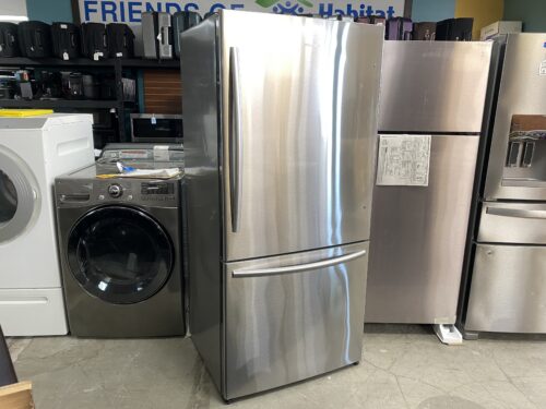 HISENSE 17.1 cu.ft. Refrigerator Freezer Model # HBM17158SS