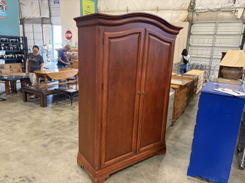 THOMASVILLE Vintage Cherry Wood Armoire with Arched Crown Molding and 3 Interior Drawers
