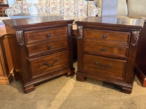 ASHLEY Leahlyn 2-Drawer Nightstand Set (Set of 2)