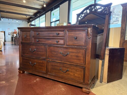 ASHLEY Leahlyn Traditional 7-Drawer Dresser with Mirror