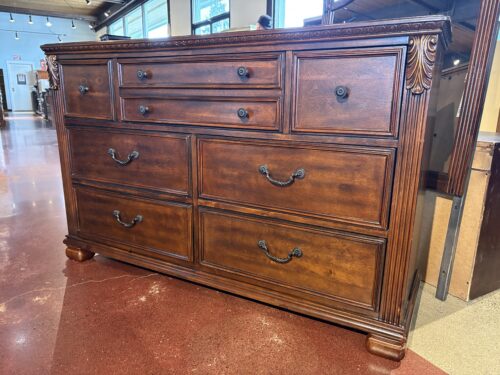 ASHLEY Leahlyn Traditional 7-Drawer Dresser with Mirror