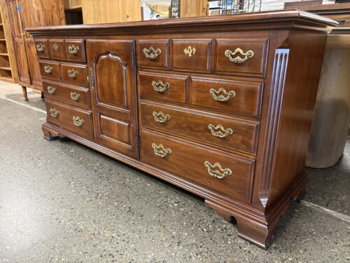 THOMASVILLE Vintage Cherry Collector's 9-Drawer Triple Dresser