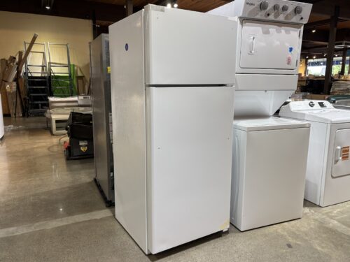 NEW! GE 17.5Cu. Ft. Top Freezer Refrigerator in White Model # GIE18GTNGRWW
