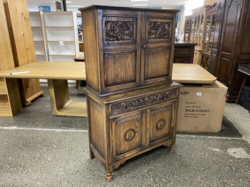 JAMESTOWN LOUNGE CO Vintage Feudal Oak Jacobean Revival Cabinet