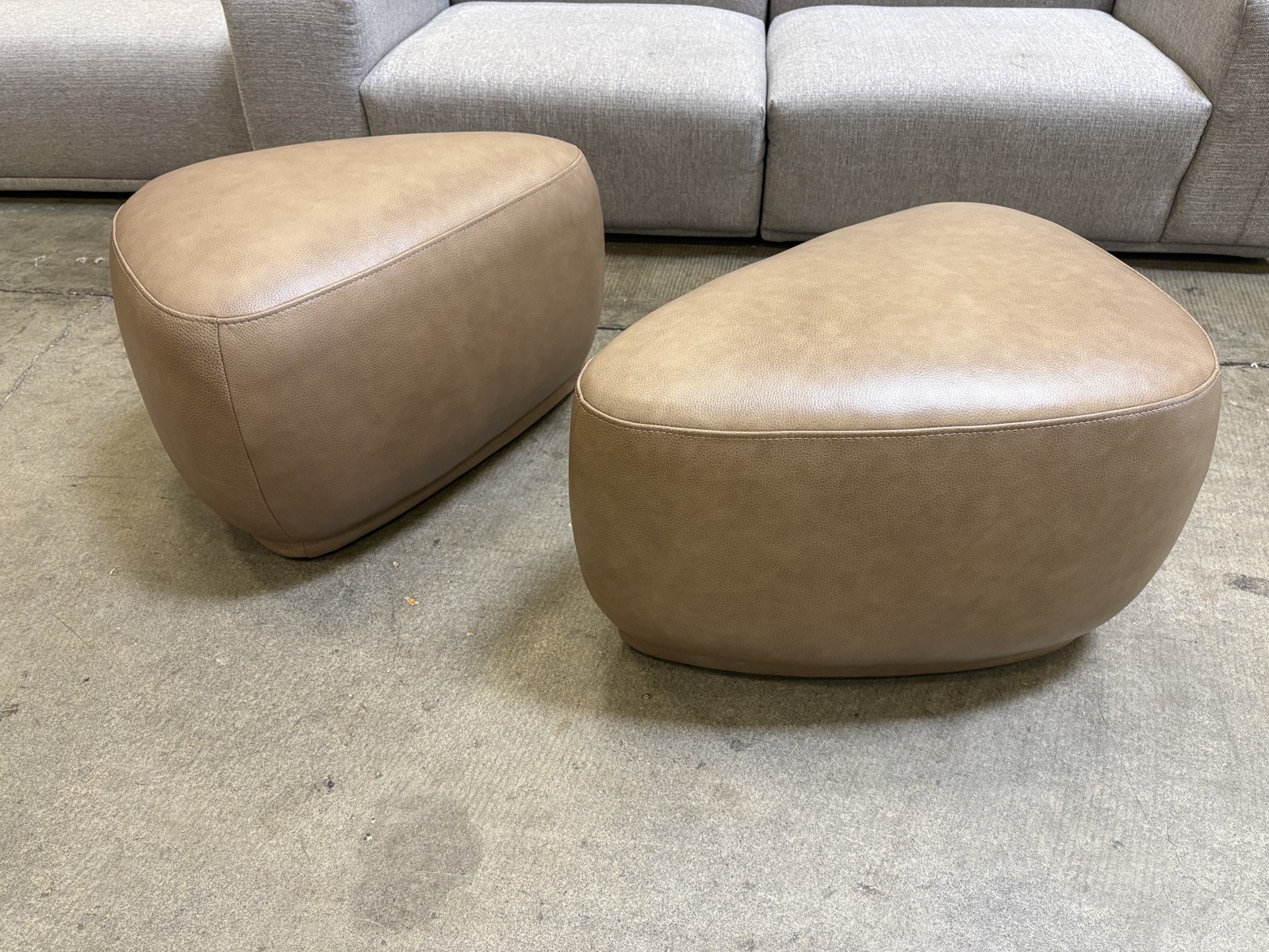 JENNIFER TAYLOR HOME Tan Brown Pebbled Leather Rounded Triangle Cocktail Ottomans (Set of 2)