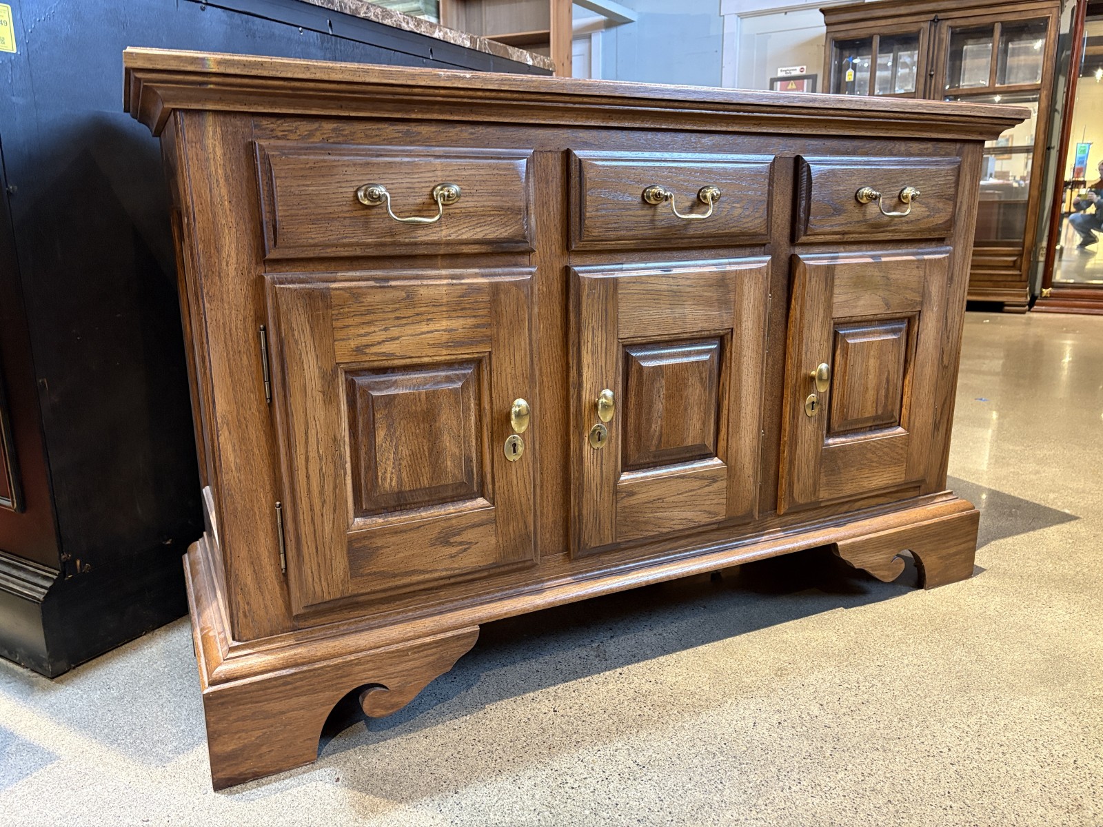 PENNSYLVANIA HOUSE Chippendale Style Solid Oak Buffet