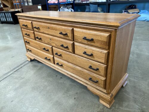 RICHARDSON BROTHERS CO. Vintage Red Oak 8 Drawer Dresser with Black Metal Rail Pulls