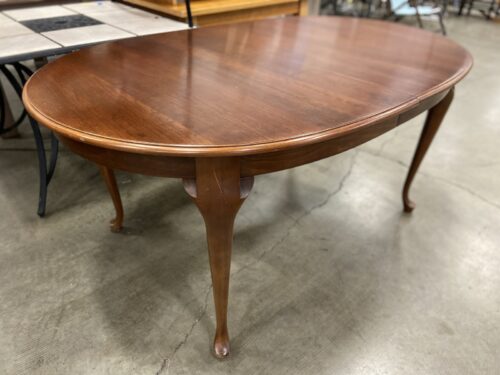 Vintage Queen Anne Style Mahogany Finish Dining Table with Cabriole Legs
