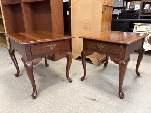 BROYHILL Traditional Queen Anne Style Single Drawer Side Tables (Set of 2)
