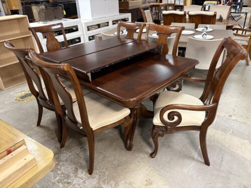 UNIVERSAL FURNITURE Checkered Mahogany Finished Solid Wood Scrollwork Dining Set w/ 6 Chairs & 2 Leaves