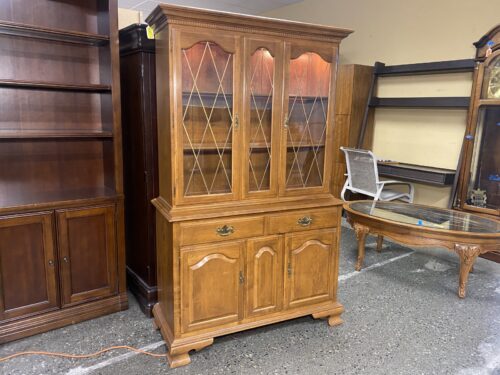 ETHAN ALLEN Heirloom Nutmeg Maple China Cabinet