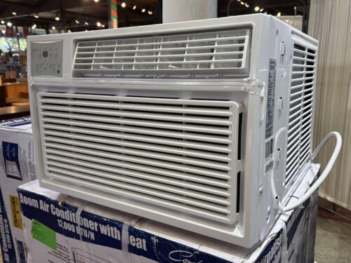 NEW! COMFORT AIRE Air Conditioner w/ Heat, 450-550sq. Ft. Model # REG-123M