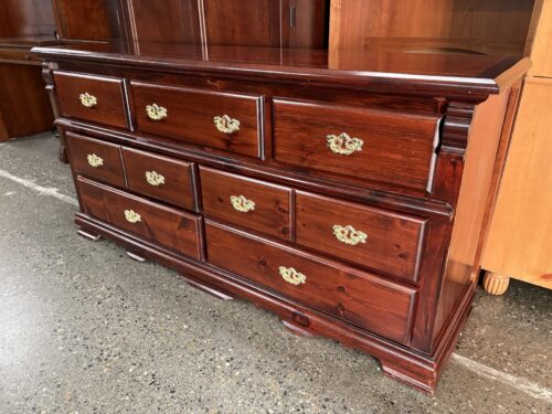 LAGUNA Traditional Cherry Made in Canada 7-Drawer Low Dresser
