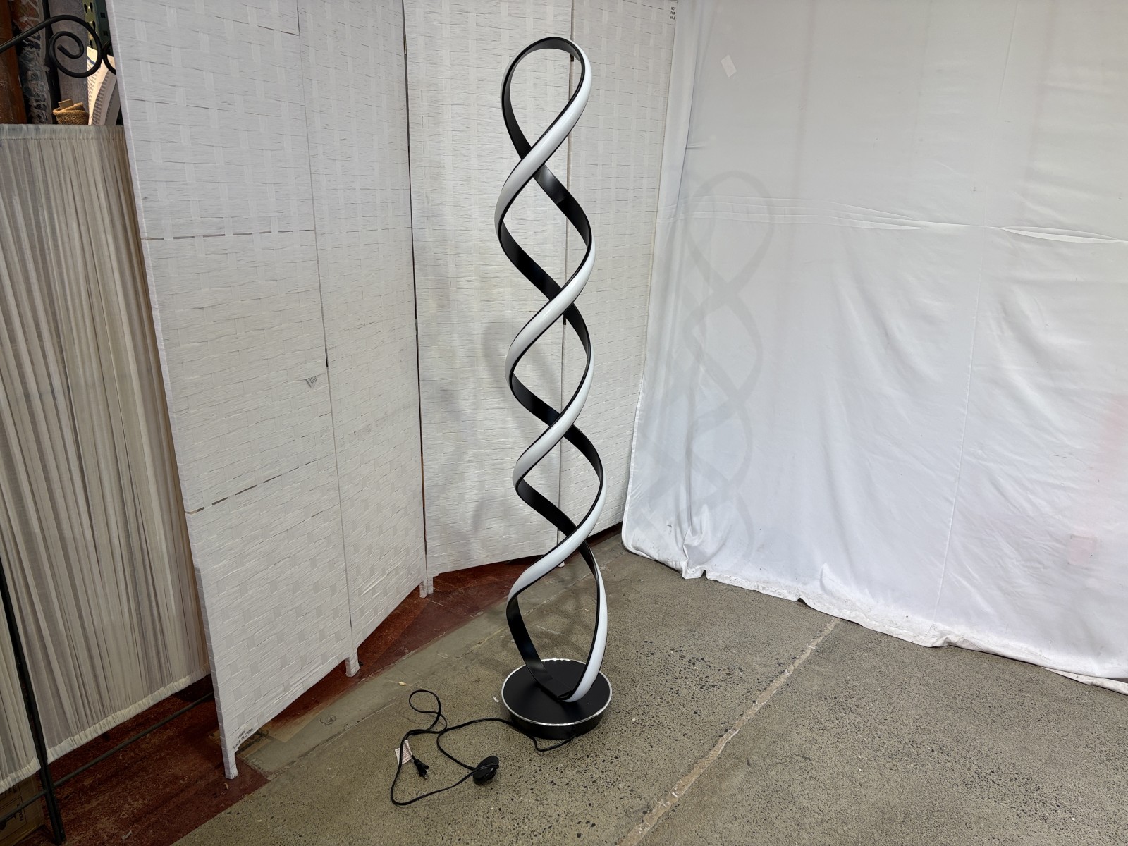 Unique Matte Black Modern LED Floor Lamp