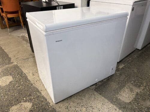 HOTPOINT 7.1 cu.ft. White Chest Freezer Model # HHM7SMAWW