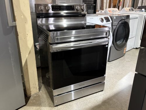 NEW! SAMSUNG Smart Freestanding 6.3Cu. Ft. Electric Range w/ Wi-Fi Model # NE63A6511 (Auburn)